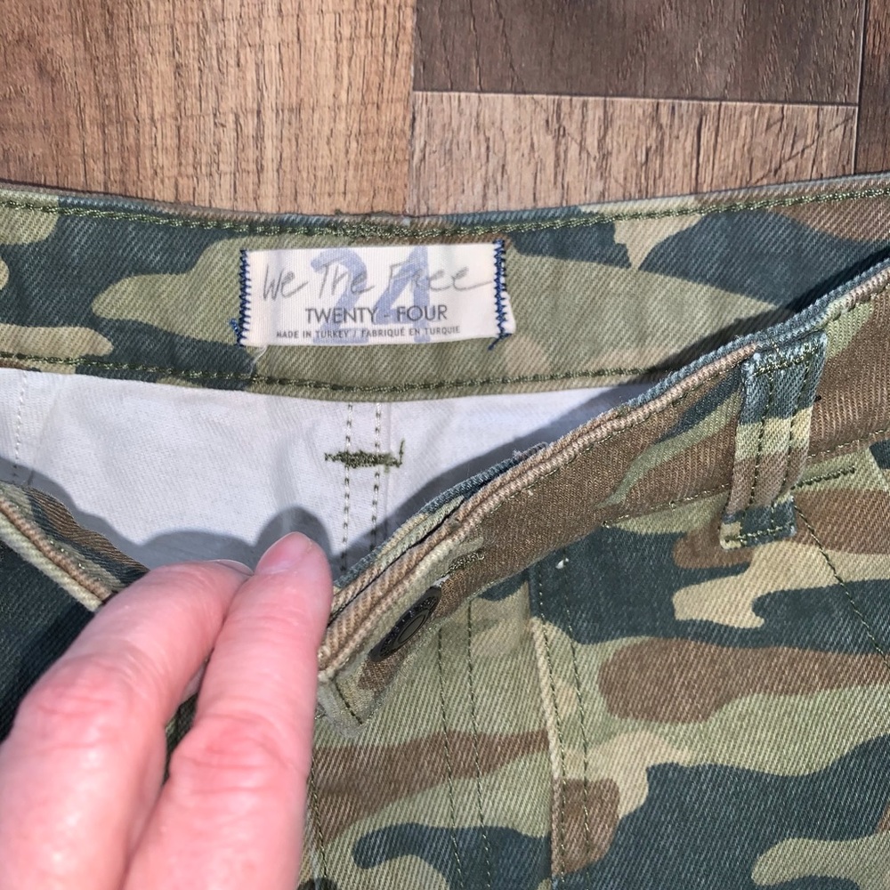 Adorable NWT We The Free Remy Camo Crop Jeans❣️ - Picture 4 of 6